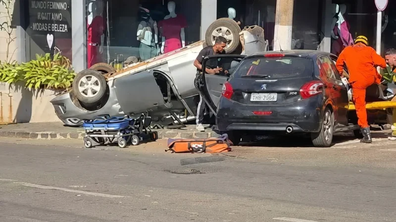colisão entre dois carros deixa cinco feridos