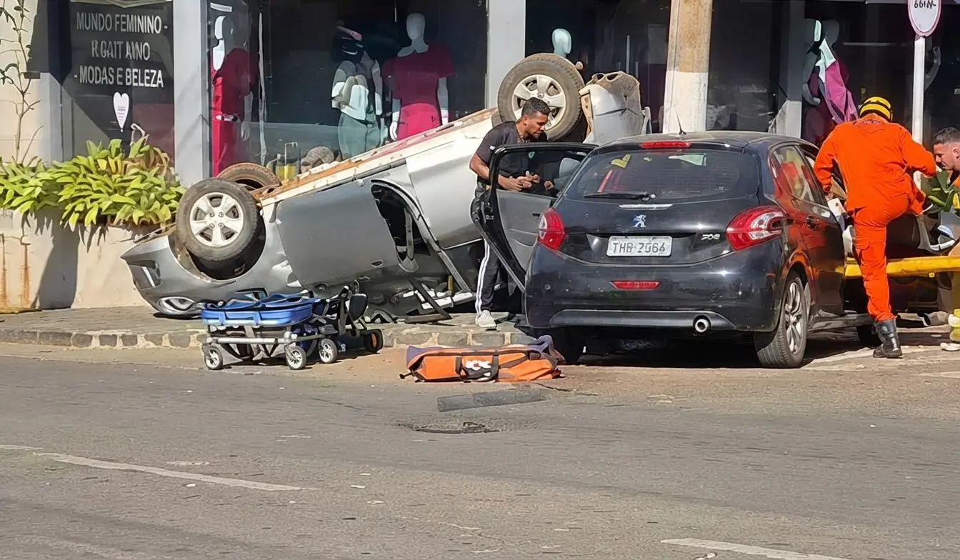 colisão entre dois carros deixa cinco feridos