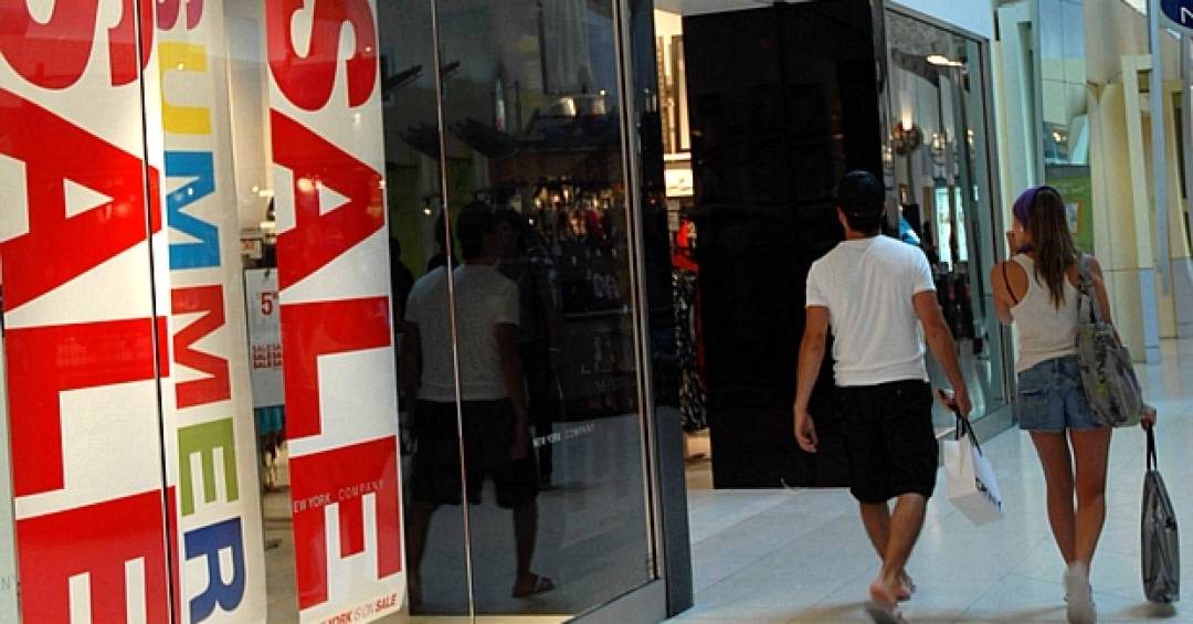 Emprego nos EUA surpreende, recua em julho e aumenta pressão sobre o Fed