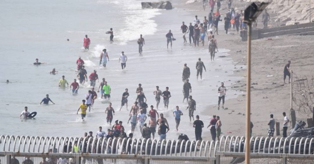 Maioria da UE pede negociações sobre fluxo de migrantes para enclave de Ceuta