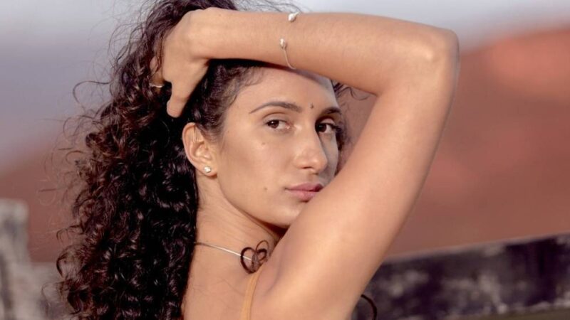 A atriz que interpreta Maria Bethânia pela segunda vez no teatro