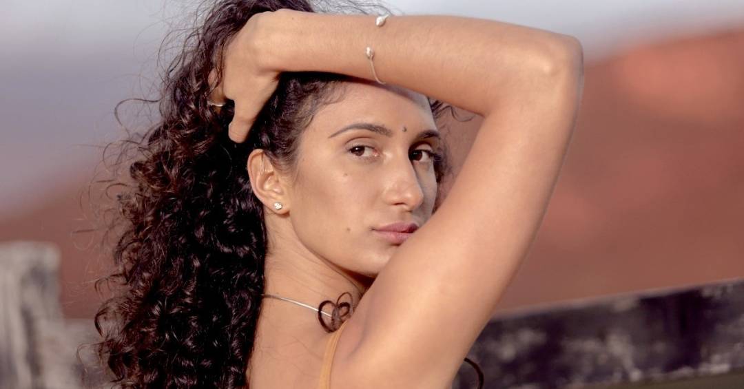 A atriz que interpreta Maria Bethânia pela segunda vez no teatro