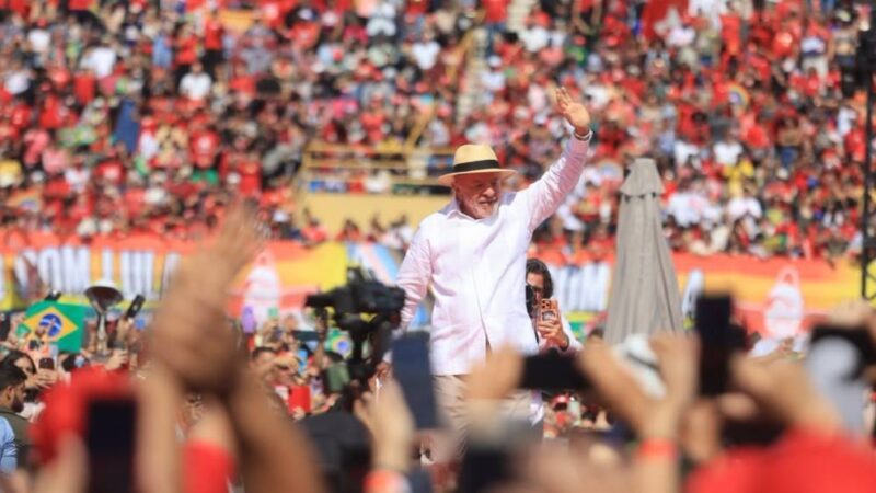 Com pouco a oferecer ao futuro do país, Lula abre campanha olhando para o passado