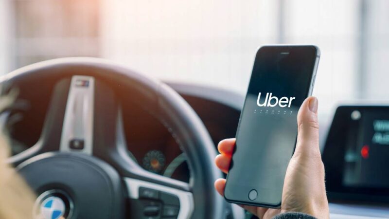 Uber começa a cobrar motoristas por corridas recusadas e muda custo de ficar disponível no app