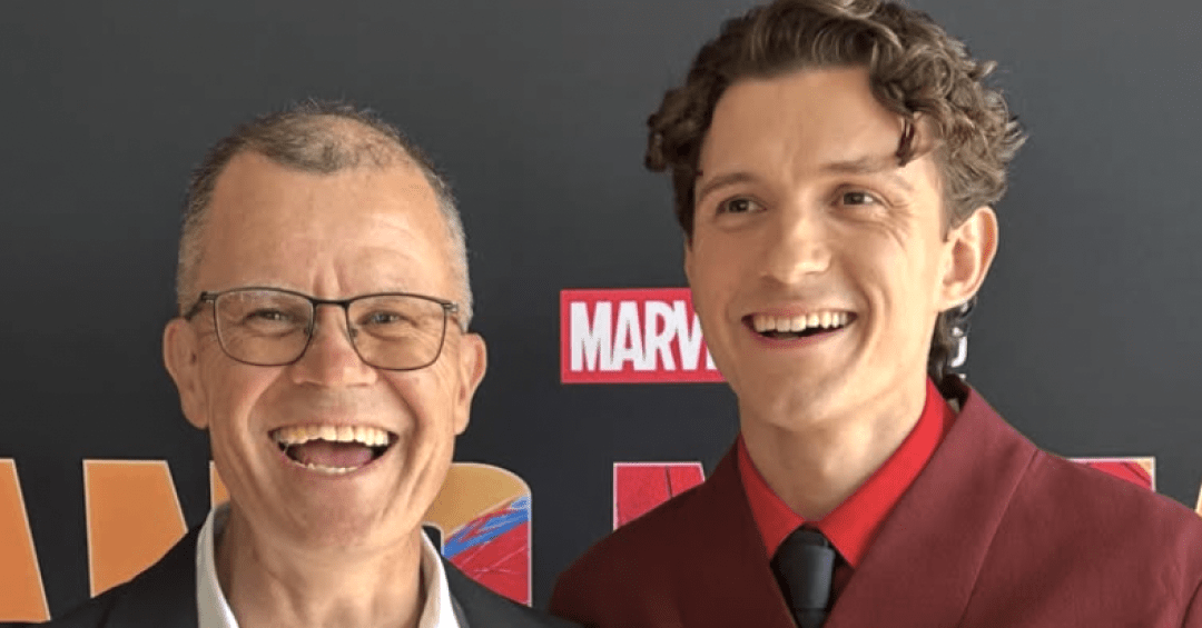 Comediante e pai de Tom Holland debocha da fama do filho como Homem-Aranha