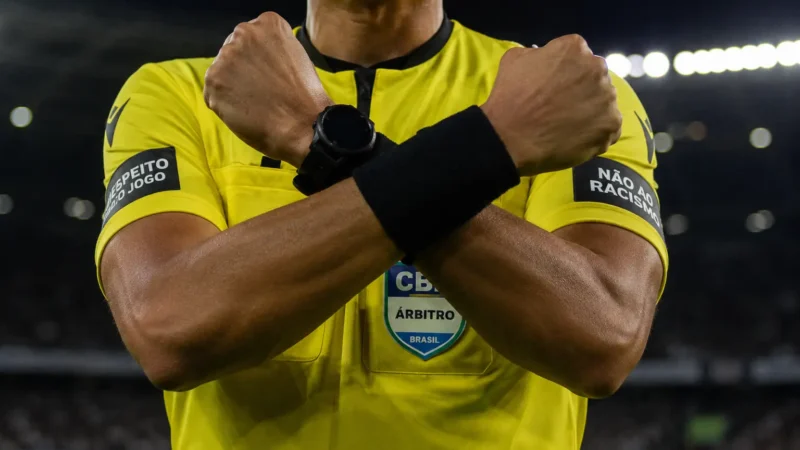 Árbitro aciona protocolo de racismo em jogo do Atlético