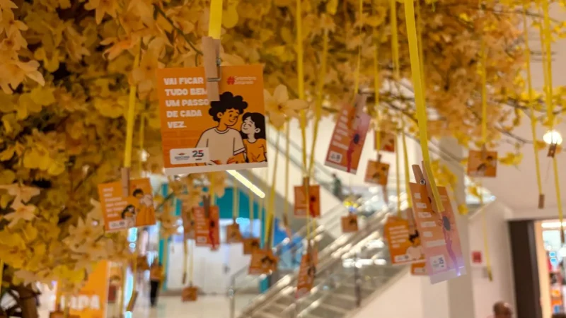 Árvore da Vida distribui mensagens de incentivo no Araguaia Shopping
