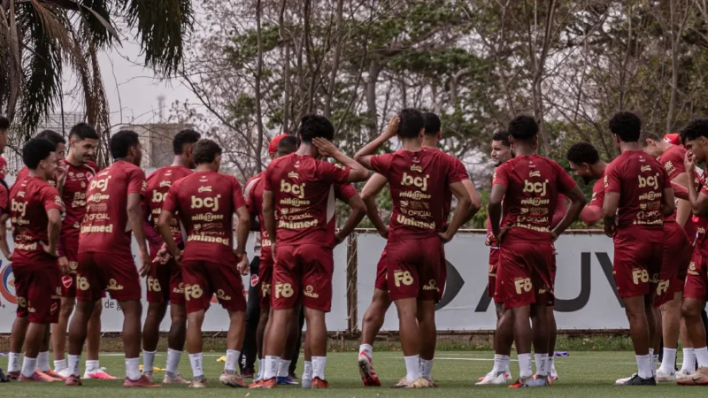 Com três desfalques, Guto Ferreira define Vila para pegar Athletic