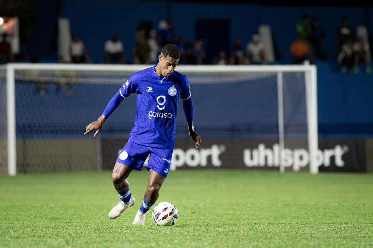 Ex-lateral do Goiatuba, Renan Silva, celebra acesso da equipe