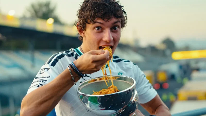 Festa italiana! Kimi Antonelli come macarrão no troféu após vencer em casa