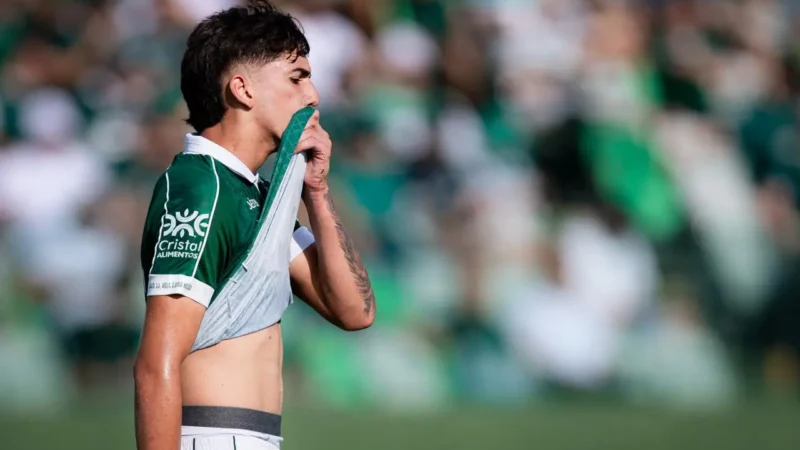 Goiás sofre gol no fim e vai para o intervalo com duplo prejuízo