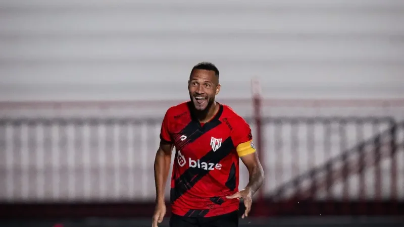 Gustavo Coutinho abre o placar para o Atlético contra o Juventude