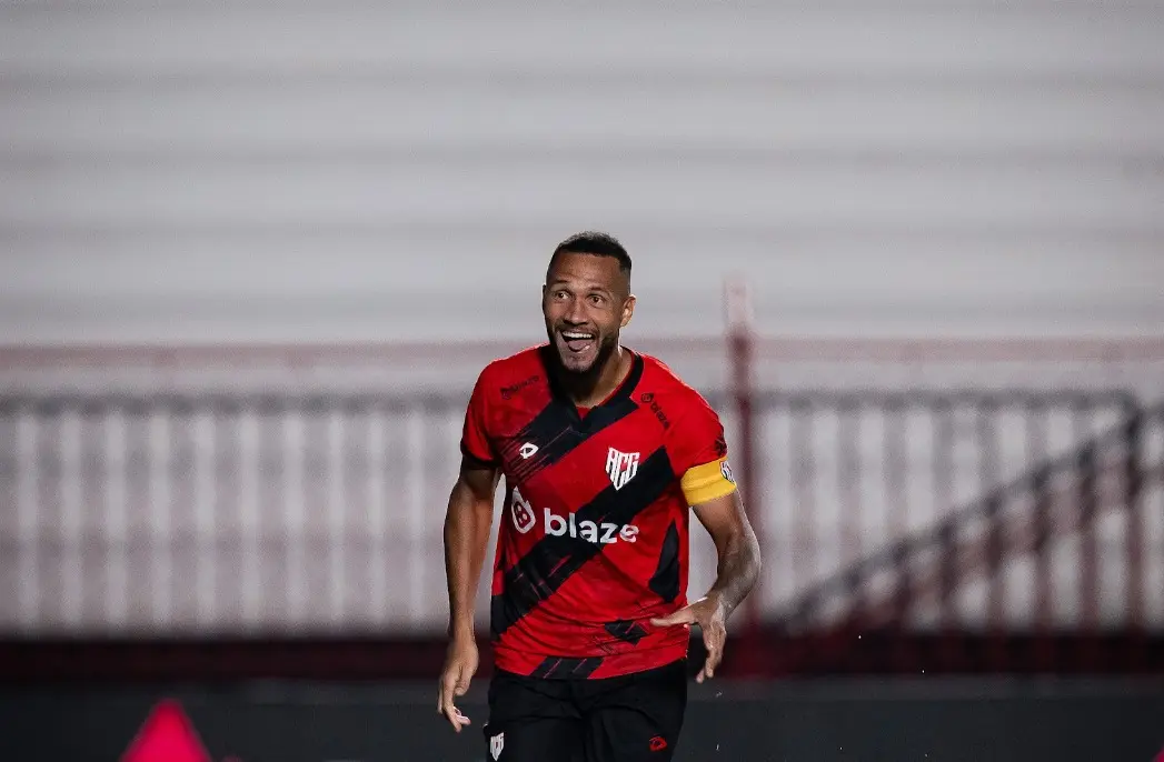 Gustavo Coutinho abre o placar para o Atlético contra o Juventude