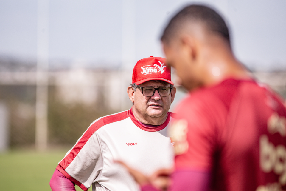 Guto vê “excesso de confiança” como motivo do vexame do Vila
