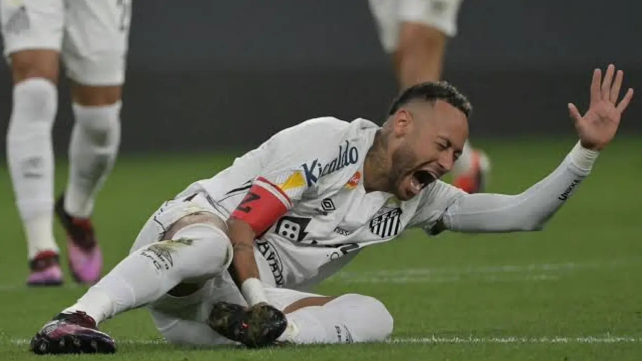 Neymar sofre lesão na coxa direita e está fora por dois meses
