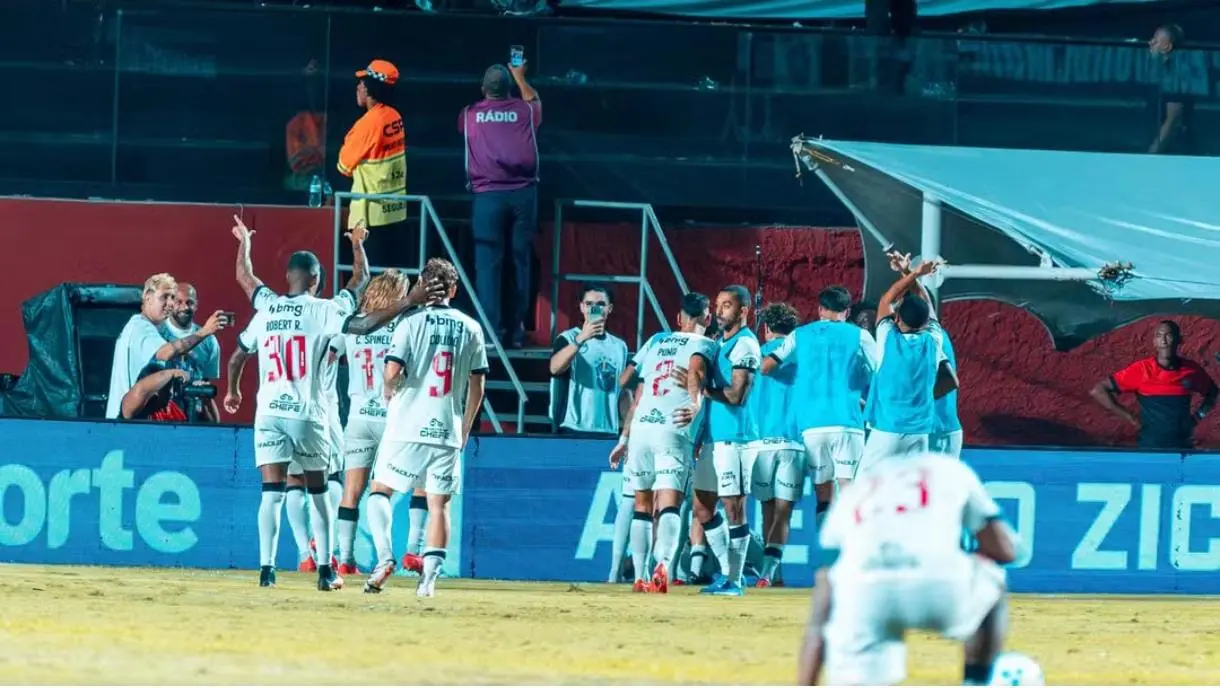 Vasco volta a vencer o Vitória e avança às semis da Copa do Brasil