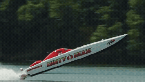 Lancha capota a mais de 300 km/h em evento nos EUA; assista ao vídeo